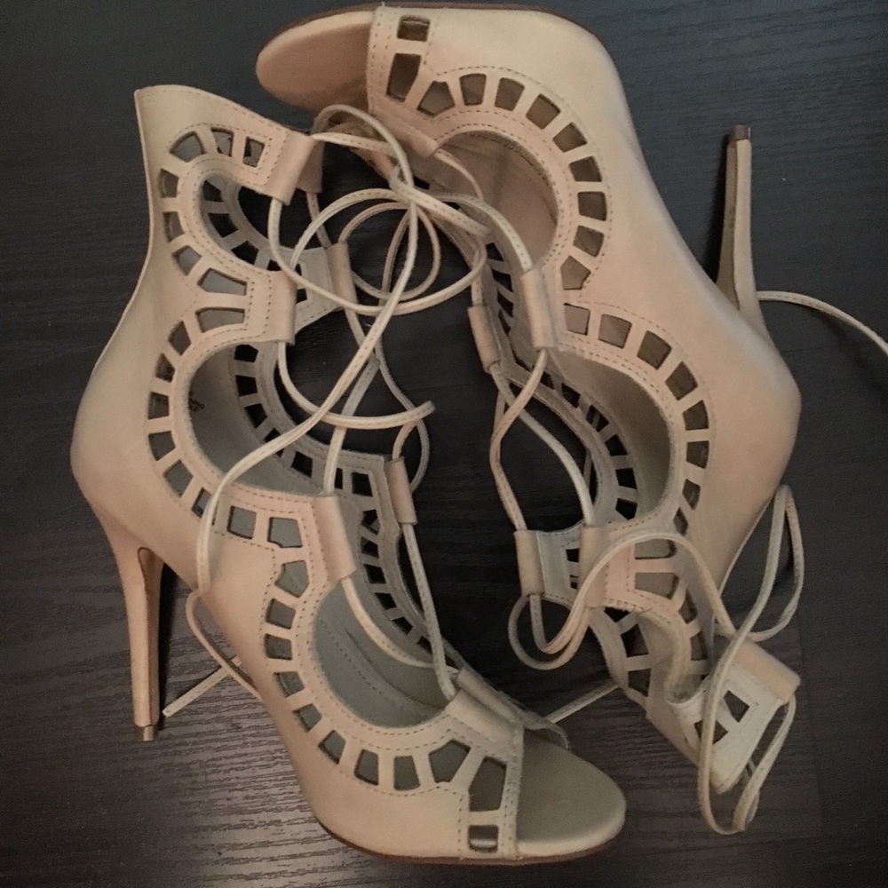 NEW! Never worn GILLIE Heels Bone Color Size 9